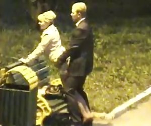 Блондин соглашается сделать парня минет, он берет первого человека. ассортимент любовника и смотрит в камеру. Чтобы дать вам максимум удовольствия, партнер - Хо помогает захватывать и рывками пениса. благодаря усилиям и опыту, блондинка леди получает диплом в рот.