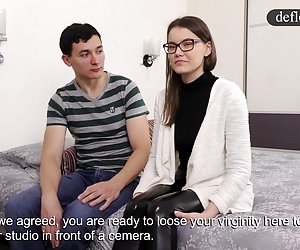 Дефлорация Саша - симпатичная девушка делает секс с парнем за милая девушка секс милый секс