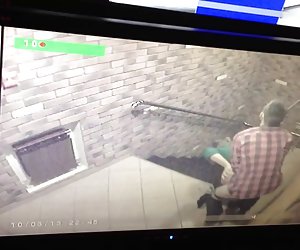 Пара напротив камеры наблюдения девушка камеры