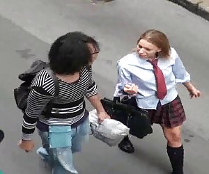 Увидев, что его сестра снова не в духе, брат приносит ей коробку конфет. Однако есть сюрприз в виде головы к его пенису, который хорошо прилипает между конфетами. похотливая сестра, абсолютно, попробовать вкус мужественности, тогда она будет в ее киске. Вы будете наслаждаться этими жесткими действиями и будете благодарны вашему брату!