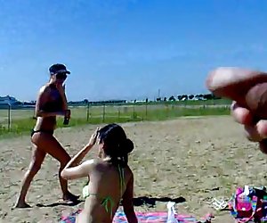 Неопытный секс видео дергая на пляже с кончил. русский