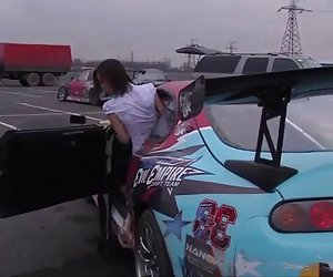 Русская модель с большими сиськами в гонку большой автомобиль сиськи Большие сиськи автомобиля